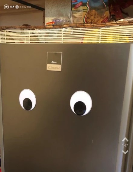 Sie klebt aus Spaß 400 Wackelaugen in der Wohnung ihres Freundes auf - Das Ergebnis ist genial