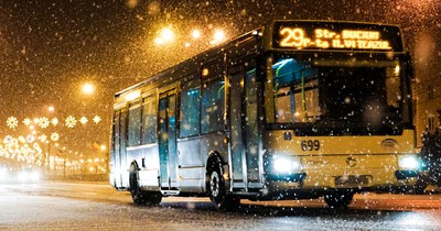 Ein Obdachloser steigt in ihren Bus