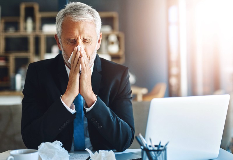 Vor allem Allergiker sollten abends duschen, um keine Pollen oder Allergene mit ins Bett zu nehmen.