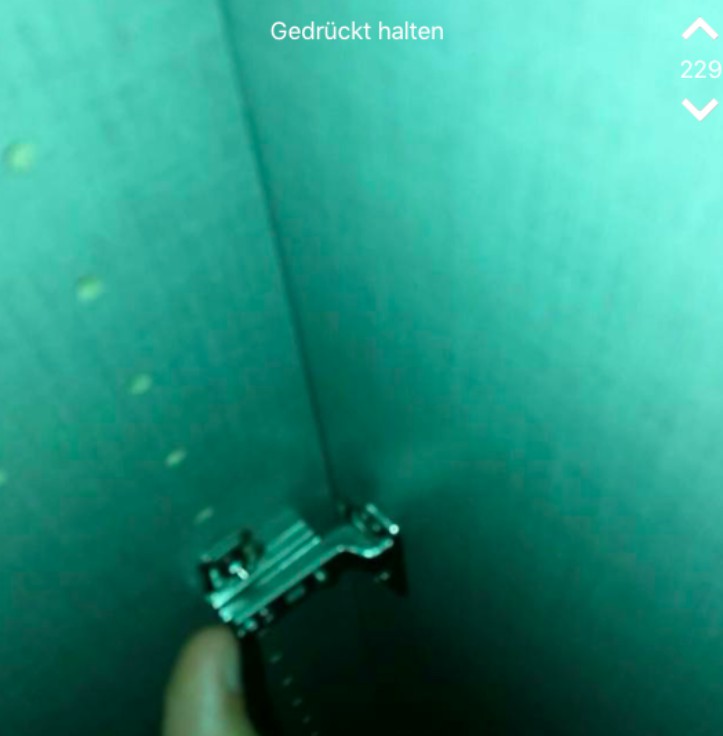 Jodler versteckt sich im Schrank, während sein Mitbewohner weiblichen Besuch hat...