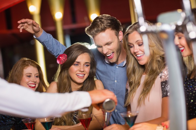 Ein Glück haben Barkeeper oft ein Auge auf Frauen, die von Clubgängern bedrängt werden.