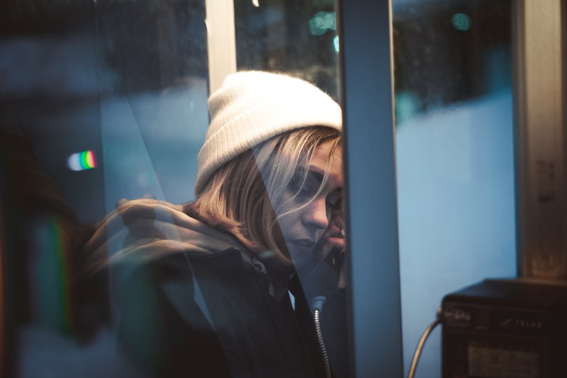 Die Schwester ruft den Erzähler an weil anscheinend eine Katastrophe passiert ist