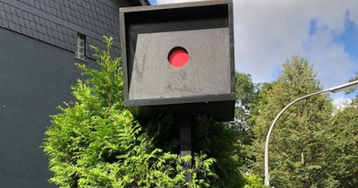 Vater bastelt Blitzerattrappe
