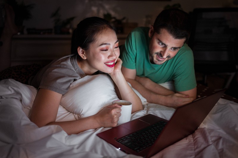 Ein junges Paar schaut einen Film auf dem Laptop