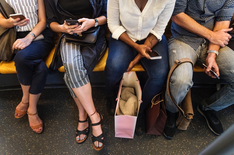 Homophober Mann verprügelt Frau in der Bahn, weil er dachte, sie sei lesbisch
