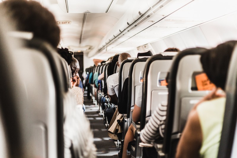 Mann überlässt Mutter mit krankem Kind 1. Klasse-Platz im Flieger