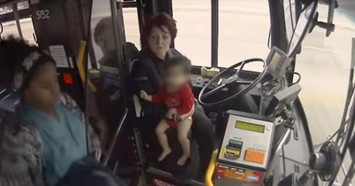 Busfahrerin unterbricht Fahrt, um ein Kind zu retten