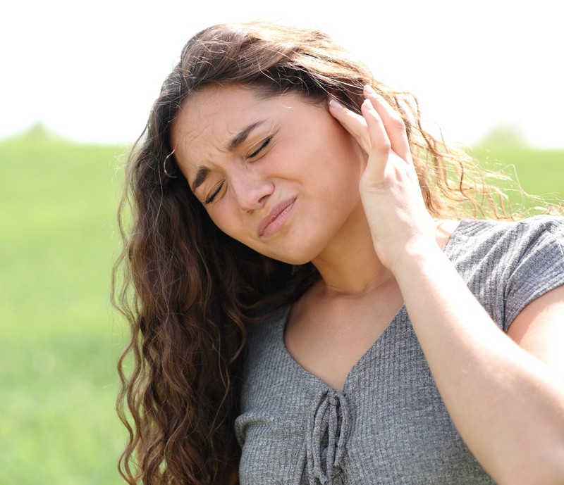 Ein Pickel im Ohr ist nicht nur unangenehm, sondern auch sehr schmerzhaft. Einige Sachen dagegen können dir aber sehr helfen.