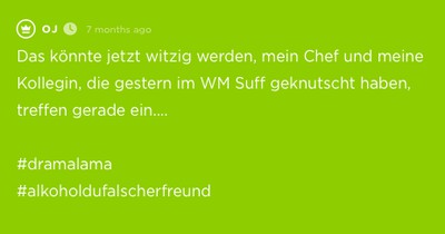 Chef knutscht mit Mitarbeiterin