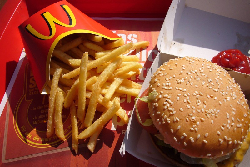 Viele McDonald's Kunden geben ihre Saucen auf das Tablett oder in die Burgerpackung