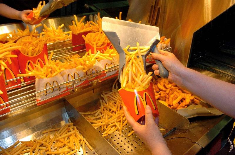 Viele McDonald's Mitarbeiter tricksen, wenn sie die Pommes rausgeben an den Kunden