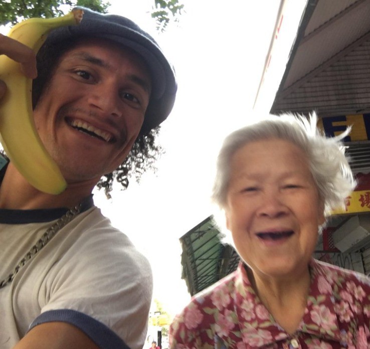 Eine ältere Dame, ein junger Mann und eine Banane!