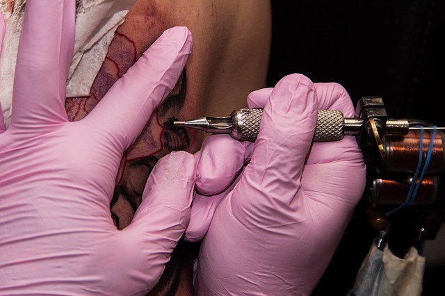 Weil er seine Frau betrogen hatte, musste er sich ein Tattoo stechen lassen