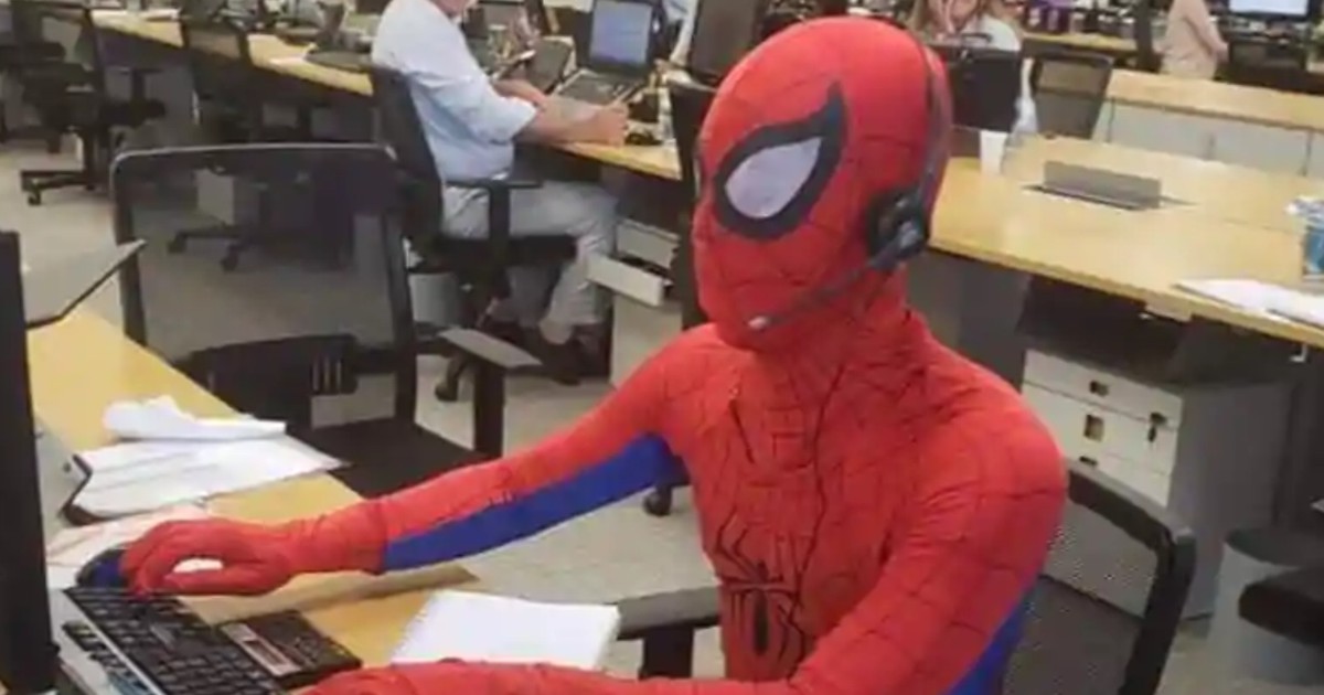 An seinem letzten Arbeitstag bringt er den Chef in Rage: Er kommt als Spiderman zur Arbeit!