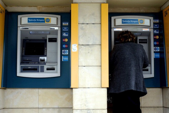Zwei Bankautomaten, Frau am Geldautomat