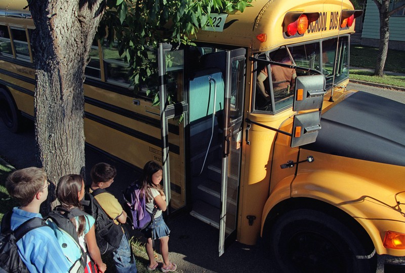 Ein Grundschüler musste sich aus einem wirklich dummen Grund bei zwei Busfahrern entschuldigen.