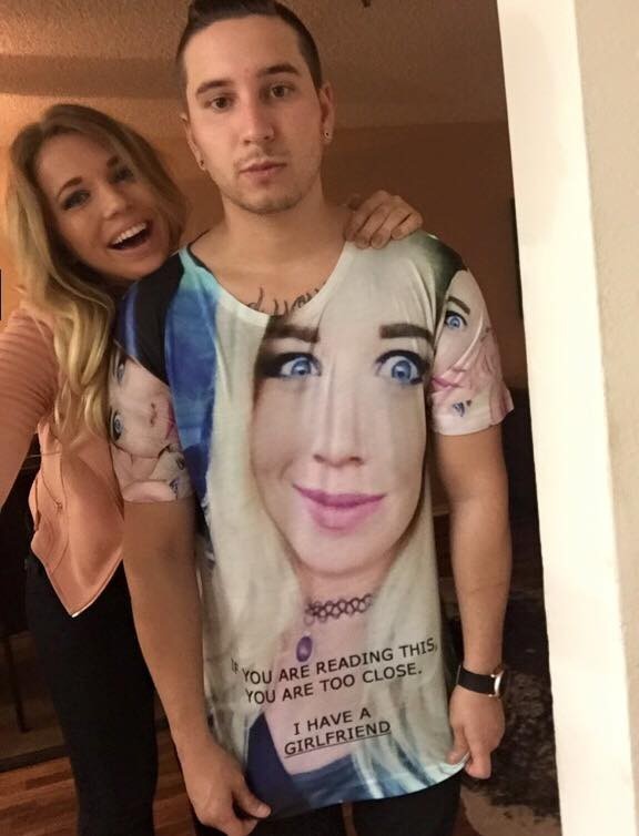Ein Mann bekommt ein Shirt mit dem Gesicht seiner Freundin geschenkt