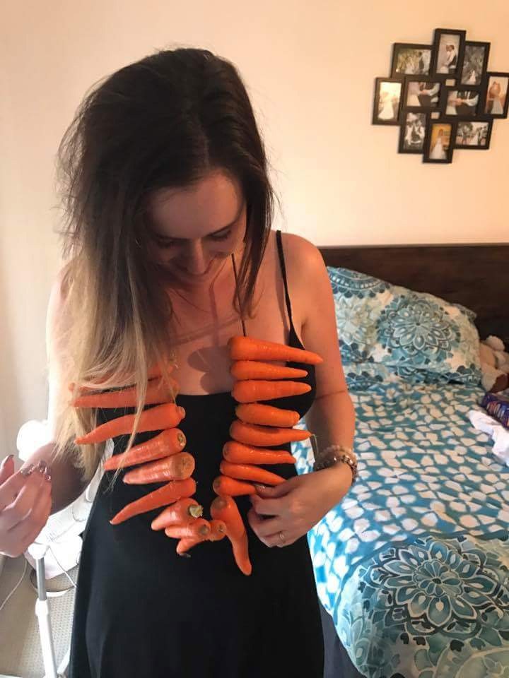 Eine Frau trägt eine Kette aus Karotten