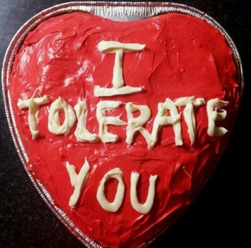 Eine selbstgemachte Torte mit Schriftzug "Ich toleriere dich"