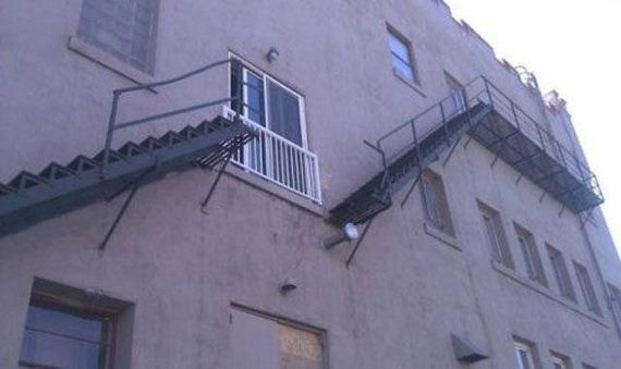 Über die Feuertreppe möchte sich bestimmt niemand in Sicherheit bringen.