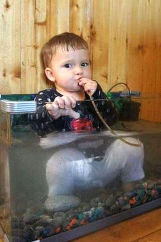 Kindern sagt man immer, sie können werden, was sie wollen. Der Junge möchte halt ein Fisch sein.