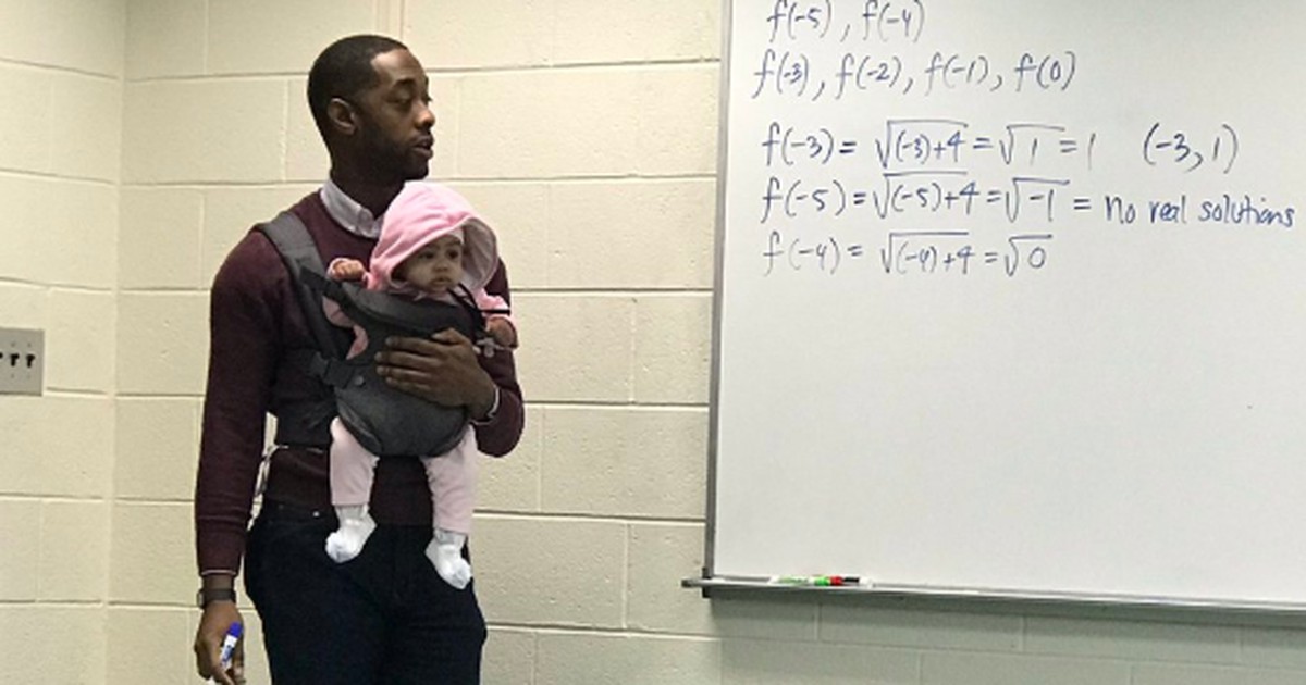 Weil sein Student keinen Babysitter finden konnte, trägt er das Baby selber