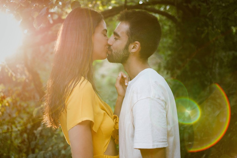 Ein junges Paar küsst sich