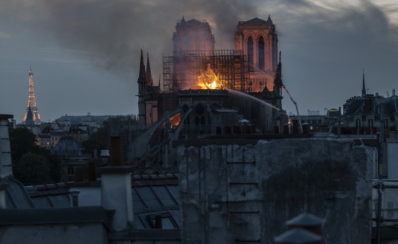 Frau sucht auf Twitter nach einem Mann und einem Kind, die sie kurz vor dem Feuer in Notre-Dame sah
