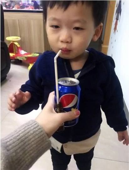 Ein kleiner Junge, der mit einer Pepsi reingelegt wurde