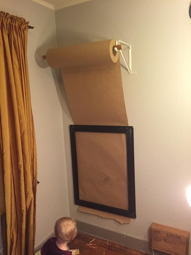 Total schlau, wenn man seinem Kind einfach Papier an die Wand klebt, damit es nicht die Wände bemalt