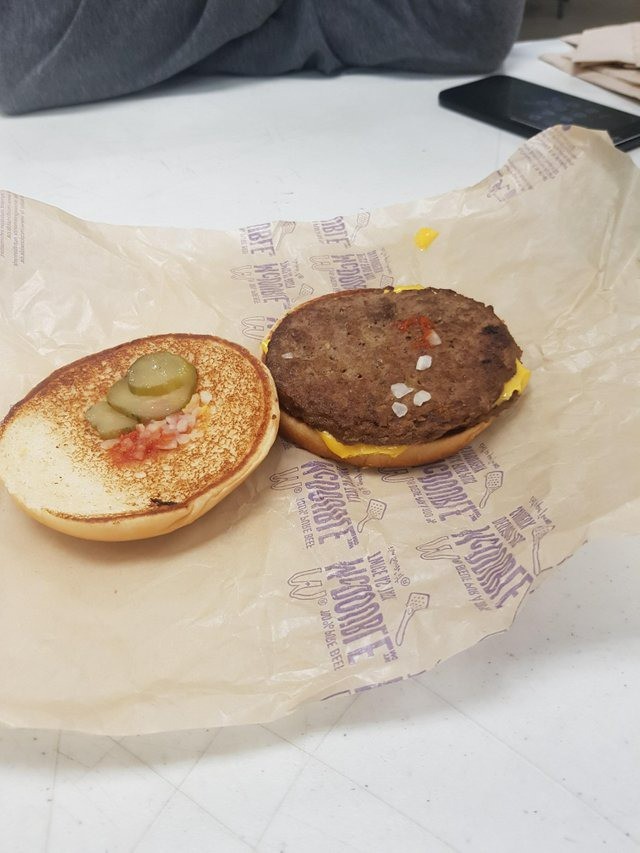Bei so einem „Cheeseburger“ ist die „Liebe“ zum Essen förmlich spürbar.