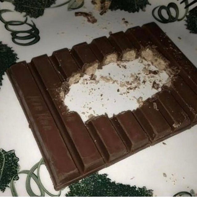 Das KitKat so zu essen, grenzt schon an Blasphemie!