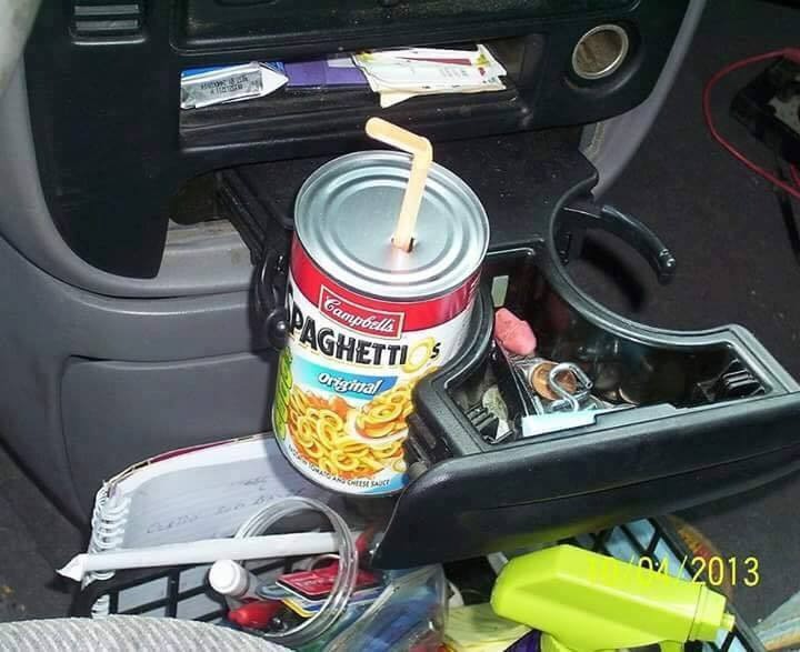 Zu sehen ist eine Dose mit Spaghetti in einem Auto.