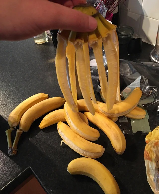 Bananen muss man schälen, doch eigentlich kann man das für jede Banane einzeln machen und nicht für alle gleichzeitig