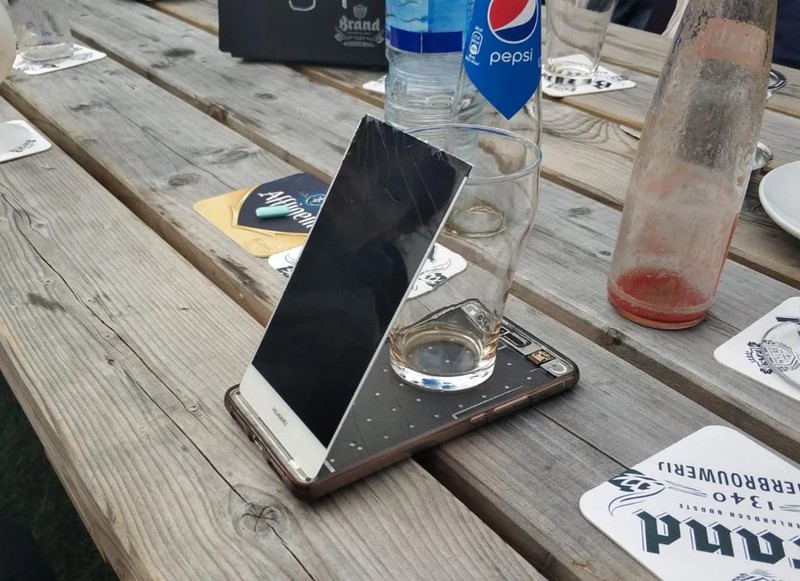 Das Display eines Smartphones sollte man eigentlich besser nicht entfernen, wenn es nicht nötig ist