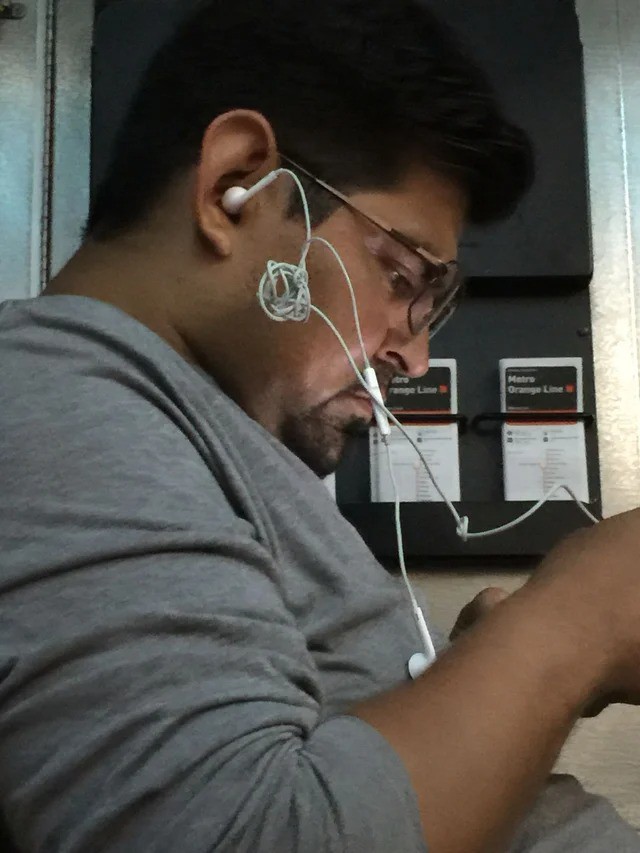 Es ist schwierig seine Kopfhörer mit Kabel regelmäßig zu entwirren, doch der Mann macht sich gar nicht mal mehr die Mühe