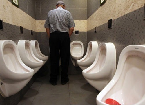Öffentliche Toiletten besitzen normalerweise Pissoirs, wenn es um die Männertoilette geht