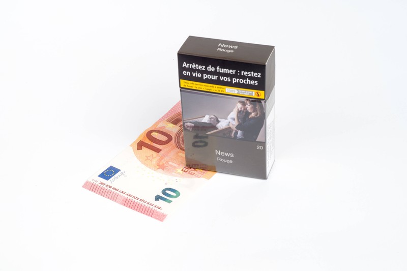 Geld und Zigarettenschachtel