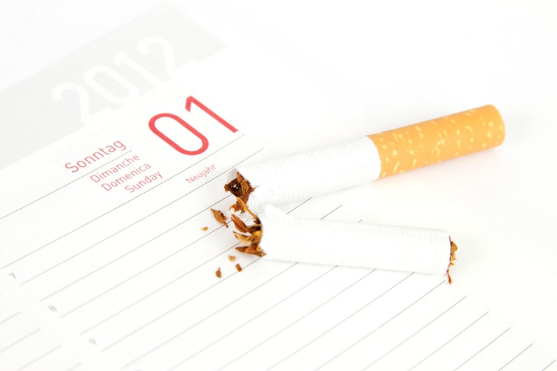 Zerbrochene Zigarette auf einem Kalender