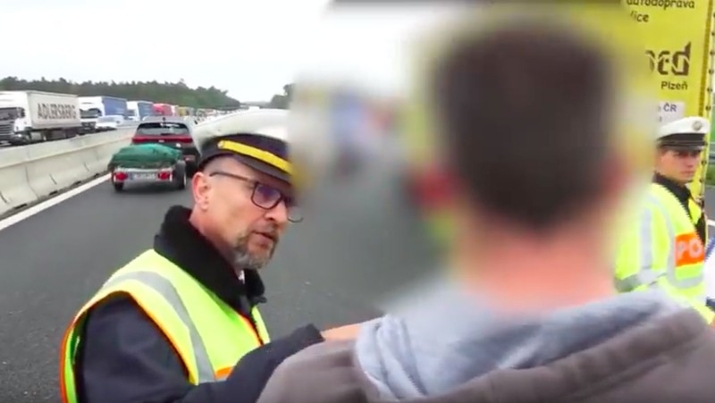 Polizist rastet wegen Gaffern aus - jetzt geht das Video viral