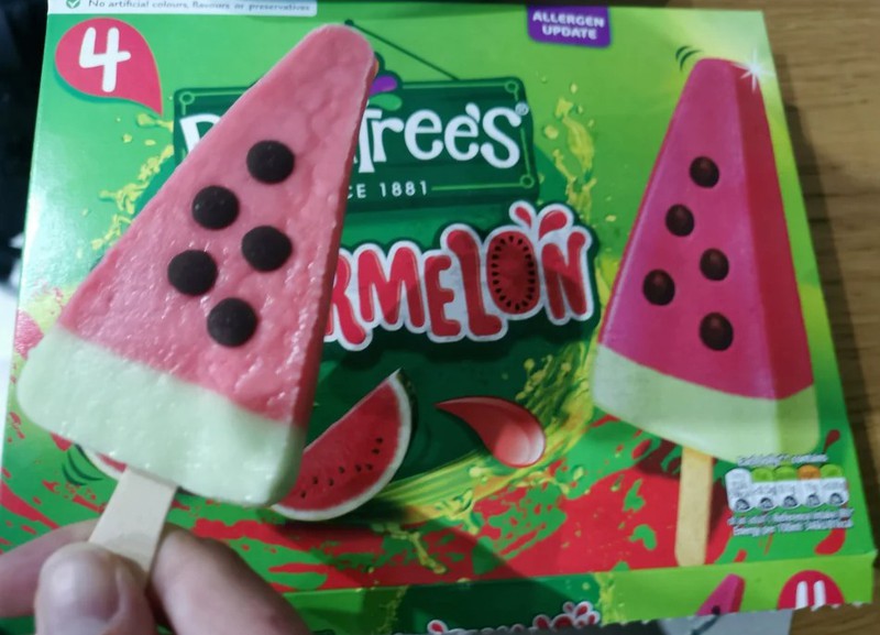 Ein Wassermelonen Eis am Stiel sieht in der Realität nicht so aus wie auf der Verpackung