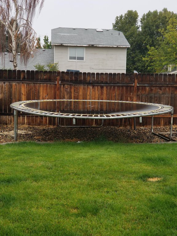 Man sieht eine optische Täuschung in Form des Spiegelbildes des Wassers auf einem Trampolin.