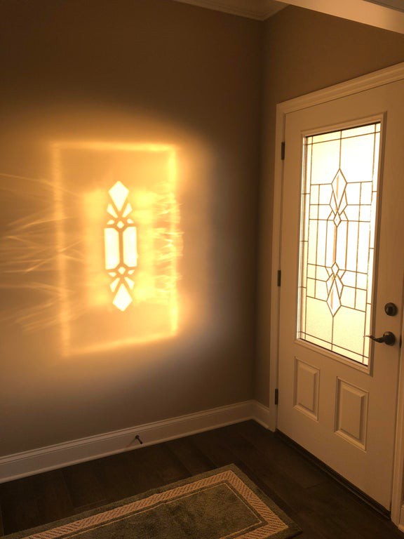 Man sieht eine optische Täuschung in Form eines Lichtes durch das Fenster.
