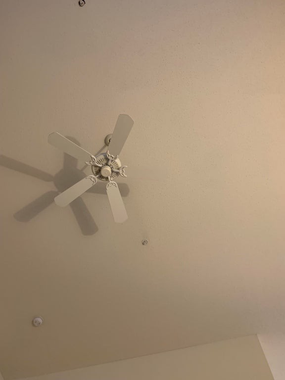 Man sieht eine optische Täuschung in Form eines Ventilators und seines Schattens.