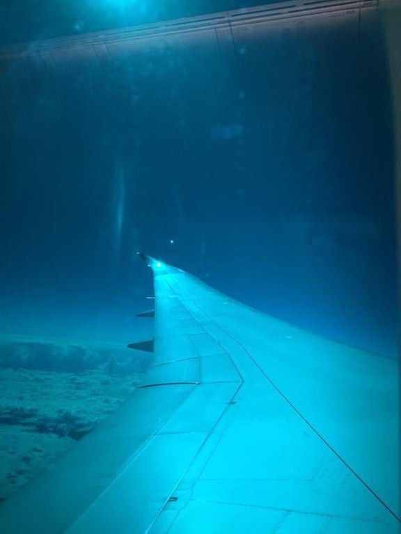 Auf dem Bild sieht man eine optische Täuschung in Form eines Flugzeuges unter Wasser.