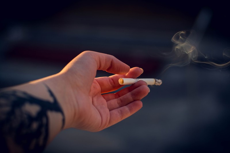 Dieses Bild zeigt einen Raucher mit Zigarette in der Hand.