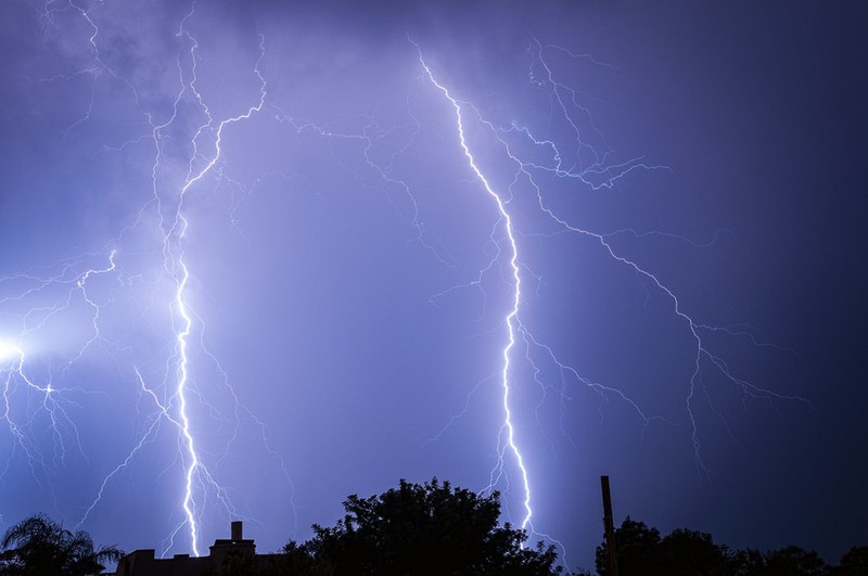 Dieses Bild zeigt ein gefährliches Gewitter mit Blitzen.