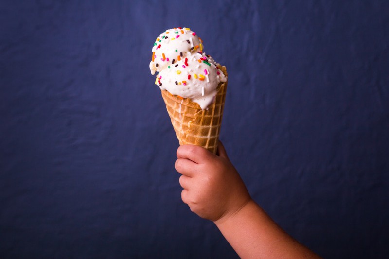 Dieses Bild zeigt ein Kind mit einem Eis.