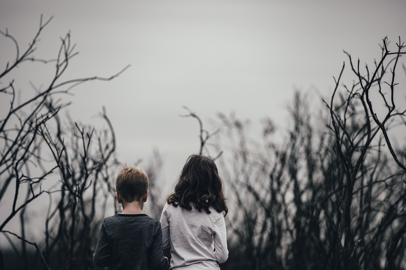 Auf diesem Bild sieht man einen Bruder und eine Schwester.