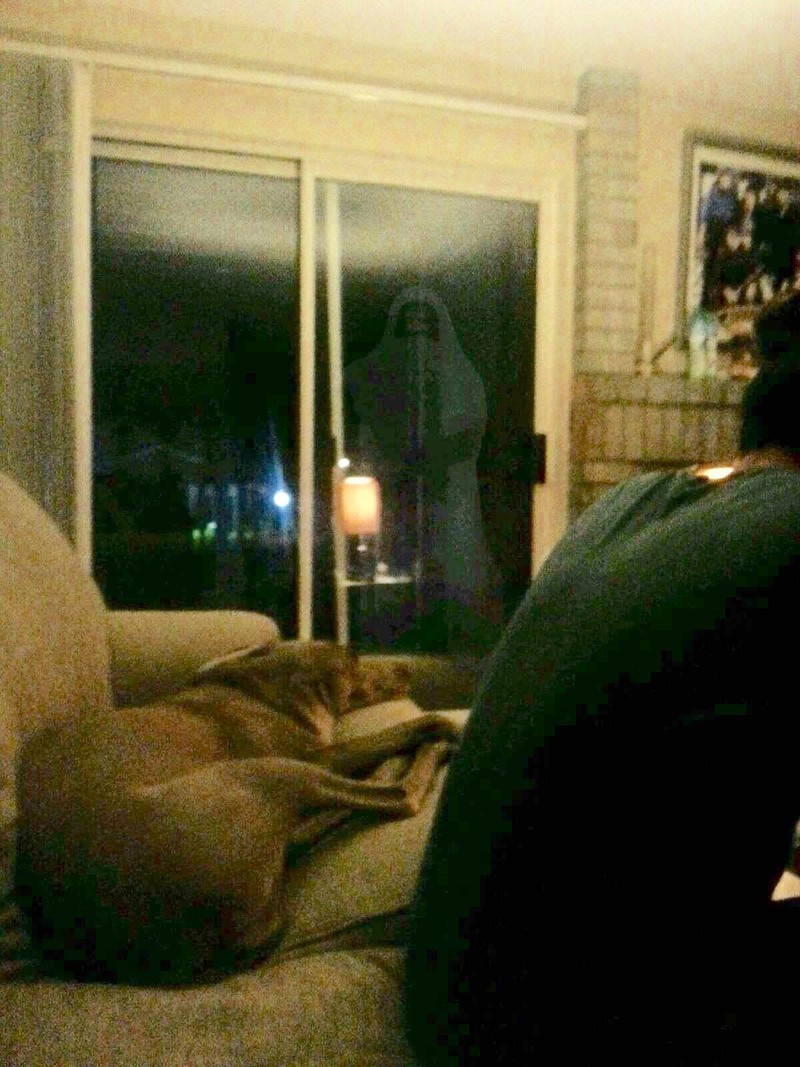 Auf Imgur teilt ein User ein Foto, das nach einer Geisterbeschwörung entstanden ist.